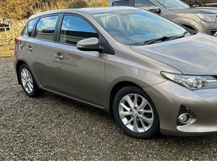 2014 - Toyota Auris Manual