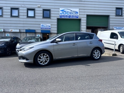 2016 - Toyota Auris Manual