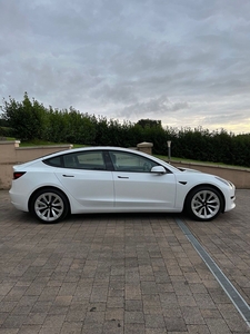 2022 - Tesla Model 3 Automatic