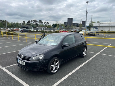 2010 - Volkswagen Golf ---