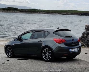 2011 - Vauxhall Astra Manual