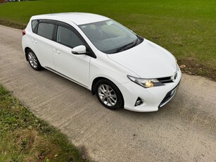 2014 - Toyota Auris Manual