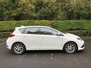 2016 - Toyota Auris Manual