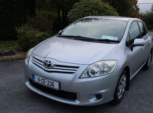 2011 - Toyota Auris Manual