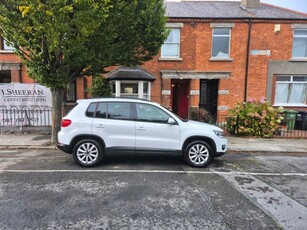 2014 - Volkswagen Tiguan Manual