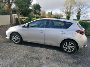 2017 - Toyota Auris Manual