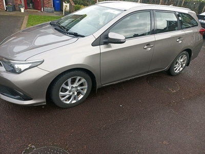 2016 - Toyota Auris Manual