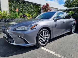 2021 - Lexus ES ---