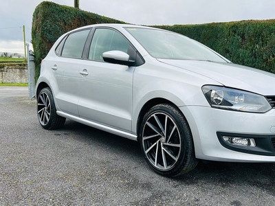 2014 - Volkswagen Polo Manual