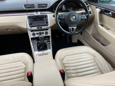 2014 - Volkswagen Passat Manual