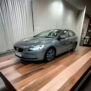 2017 - Volvo V40 Manual