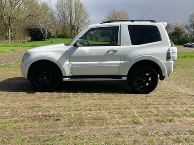 2013 - Mitsubishi Pajero Manual