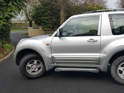 2002 - Mitsubishi Pajero Manual