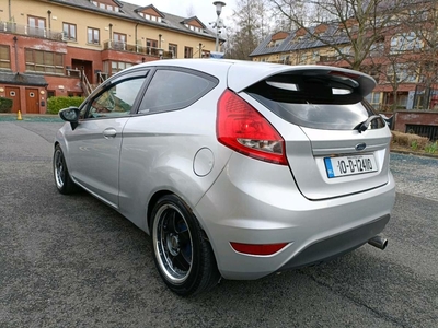 2010 - Ford Fiesta ---