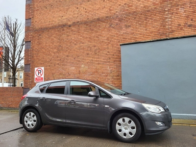 2011 - Opel Astra Manual