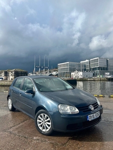 2009 - Volkswagen Golf ---