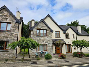 16 Earls Court Lough Rynn, Mohill