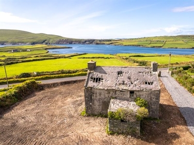 Ref 1087 - Old Farmhouse & Ruins, New Road, Portmagee, Kerry